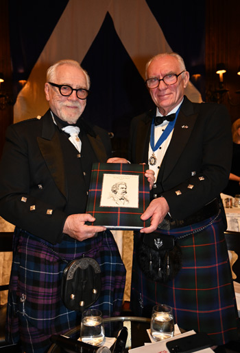 John Blankley, 105th President of the Saint Andrew’s Society of the State of New York presents the Mark Twain “Sammy” Award to Brian Cox